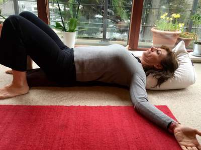 IMPROVE YOUR SPINE HEALTH LYING ON THE FLOOR!